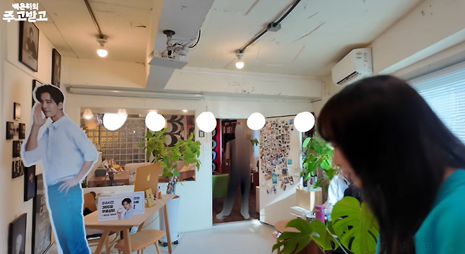 지난 15일 공개된 유튜브 채널 ‘백은하의 주고받고’의 새 에피소드 ‘반했니, 이나영? 사실은 웃긴다 이나영 feat. 원빈 | 백은하의 주고받고 [아너] Lee Nayoung’에서 어색하게 인사하는 이나영. ‘백은하의 주고받고’