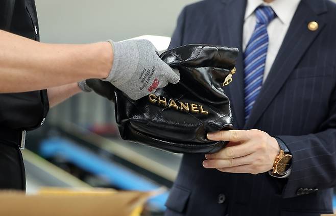 해외 배송 수화물 검사하는 세관 관계자 - 인천 연수구 인천세관 해상특송물류센터 내 특송검사장에서 세관 관계자가 해외에서 배송된 수화물을 검사하고 있다. 뉴스1