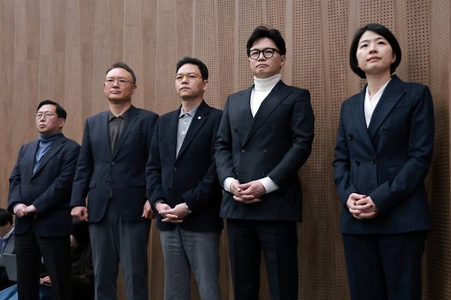 한동훈 국민의힘 전 대표가 13일 국회 소통관에서 배현진 의원의 당원권 정지 1년 처분 관련 기자회견을 지켜보고 있다. 왼쪽부터 국민의힘 친한계인 유용원·안상훈·박정훈 의원, 한 전 대표, 한지아 의원. 연합뉴스