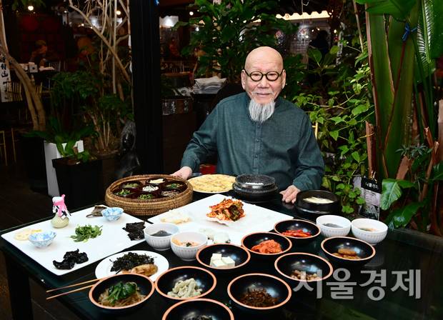 정산스님이 최근 서울경제신문과의 인터뷰에서 사찰음식의 대중화에 대한 입장을 설명하고 있다. 권욱 기자