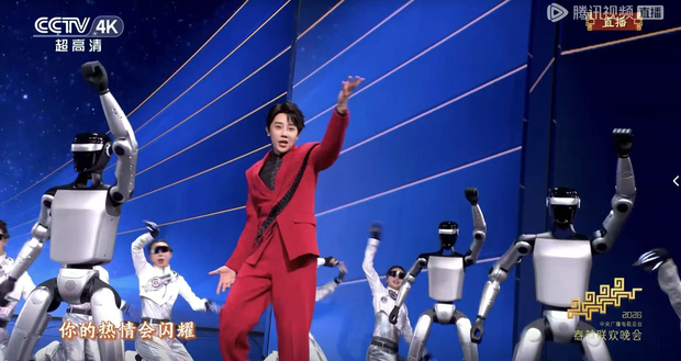 매직랩의 휴머노이드 로봇이 ‘메이드 인 차이나’ 노래에 따라 가수와 함께 춤을 추는 모습. CCTV 캡처