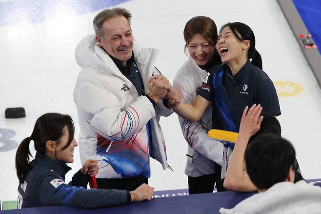 16일(현지시간) 이탈리아 코르티나담페초 컬링 올림픽 스타디움에서 열린 2026 밀라노·코르티나담페초 동계올림픽 컬링 여자 라운드로빈 한국과 중국의 경기에서 10-9로 승리를 거둔 한국 대표팀 선수들이 기 헤밍스 감독과 함께 기뻐하고 있다. ⓒ연합뉴스