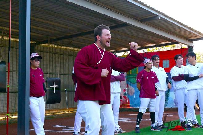 윷놀이를 하는 키움 외인 타자 트렌턴 브룩스. 키움 히어로즈 제공