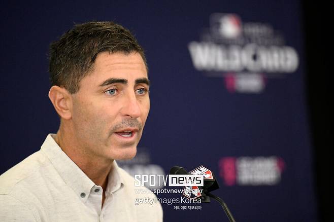 ▲ 2025년 트레이드 마감일은 프렐러 사장의 공격적인 성향을 잘 보여주는 대목이다. 과감한 트레이드 단행으로 불펜을 보강해 단숨에 우승 전력을 갖췄다는 평가를 받았다. 그러나 샌디에이고는 시카고 컵스와 와일드카드 시리즈에서 1승 2패로 물러나고 말았다. 신흥 라이벌 LA 다저스는 2년 연속 월드시리즈 우승에 성공했다. 프렐러 사장은 연장 계약 기간 내 계속해서 우승에 도전할 생각이다.