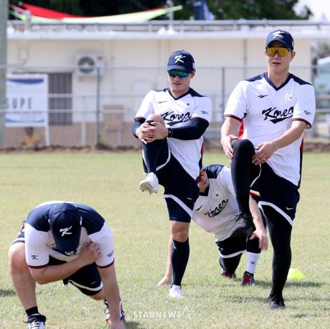 야구대표팀 유영찬(맨 오른쪽)과 신민재가 지난달 1월 미국령 사이판 올레아이 스포츠 컴플렉스에서 열린 2026 WBC 대비 대표팀 1차 훈련에서 몸을 풀고 있다. /사진=강영조 선임기자