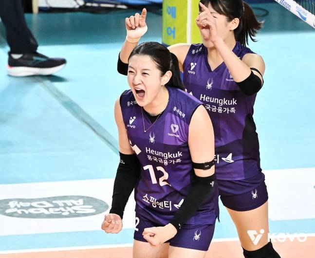 이다현(왼쪽)이 블로킹 성공 후 포효하고 있다. /사진=KOVO 제공
