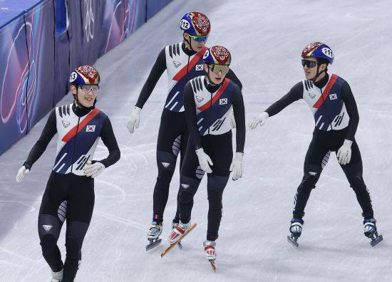 한국 남자 쇼트트랙 대표팀이 남자 5000m 계주 결승 진출에 성공하면서 2006 토리노 올림픽 이후 첫 금메달을 노린다. 황대헌(강원도청), 임종언(고양시청) 신동민(화성시청), 이정민, 이준서(이상 성남시청)로 구성된 남자 쇼트트랙 계주 대표팀은 16일(한국시간) 이탈리아 밀라노 아이스스케이팅 아레나에서 열린 2026 밀라노·코르티나담페초 동계올림픽 쇼트트랙 남자 5000m 준결승 2조에서 6분52초708로 결승선을 통과해 1위를 차지하고 결승(파이널A)에 진출했다. 한국과 같은 조에선 이번 대회 남자 1000m, 1500m 2관왕 옌스 판트바우트가 있는 네덜란드가 6분52초751로 2위를 차지하며 결승에 동반 진출했다. 벨기에와 일본은 탈락했다. 1조에선 캐나다와 이탈리아가 결승 티켓을 거머쥐었다. 중국, 프랑스는 탈락했다. 남자 5000m 계주 파이널A는 오는 21일 오전 5시18분 같은 장소에서 열린다. 연합뉴스