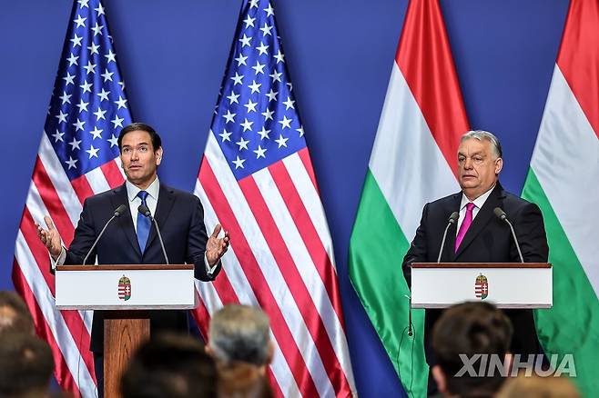 16일 헝가리 부다페스트에서 오르반 빅토르 헝가리 총리(오른쪽)와 마코 루비오 미국 국무장관이 공동 기자회견을 하고 있다. [신화=연합뉴스. 재판매 및 DB 금지]