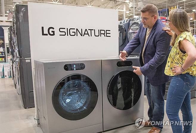 LG전자, 미국 시장 'LG 시그니처' 공급 시작 (서울=연합뉴스) LG전자가 미국 대표적인 종합 가전 유통 업체 '로우스'에 'LG 시그니처' 29인치 세탁기와 건조기 제품 공급을 시작했다고 24일 밝혔다. 고객들이 로우스 매장에 전시된 'LG 시그니처' 세탁기 및 건조기 제품을 보고 있다. 2025.6.24 [LG전자 제공. 재판매 및 DB 금지] photo@yna.co.kr