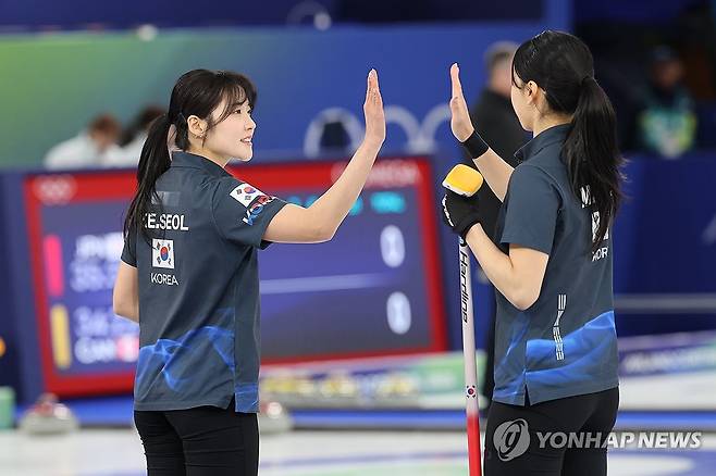 '나이스 샷' (코르티나담페초=연합뉴스) 서대연 기자 = 16일(현지시간) 이탈리아 코르티나담페초 컬링 올림픽 스타디움에서 열린 2026 밀라노ㆍ코르티나담페초 동계올림픽 컬링 여자 라운드로빈 한국과 중국의 경기에서 한국 대표팀 설예은과 김민지가 의도한 샷을 성공시킨 뒤 기뻐하고 있다. 2026.2.17 dwise@yna.co.kr