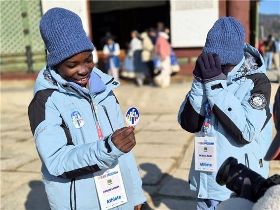 로고 배지를 들고 사진 촬영하는 아이들 드림프로그램 로고 배지를 들고 사진 촬영하는 프레드릭(왼쪽)과 그 모습이 마냥 재미있는, 수줍음 많은 벨샤자(2026.1.29. 필자 촬영) [이은별 제공. 재판매 및 DB 금지]
