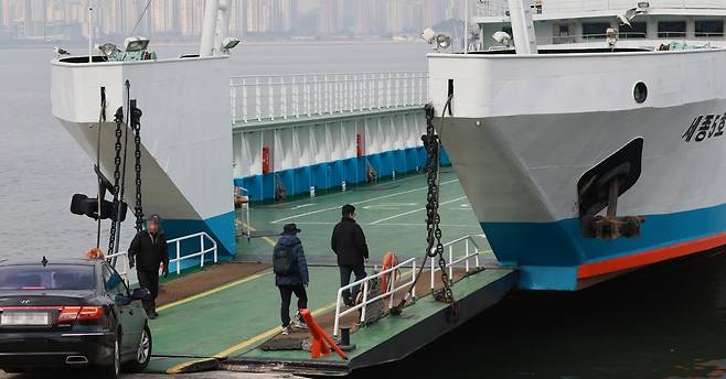 세종5호 탑승하는 차량과 이용객 [촬영 황정환]