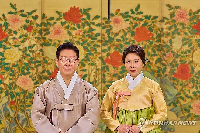 2026년 새해 인사하는 이재명 대통령과 김혜경 여사 (서울=연합뉴스) 이재명 대통령과 김혜경 여사가 한복차림으로 국민에게 새해 인사를 전하고 있다. 2026.2.17 [청와대 제공. 재판매 및 DB 금지] photo@yna.co.kr