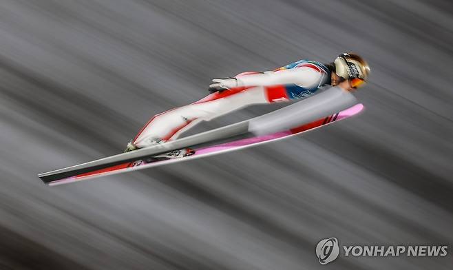 남자 슈퍼팀 1라운드에서 힘차게 도약하는 노르웨이의 요한 안드레 포르팡 [EPA=연합뉴스]