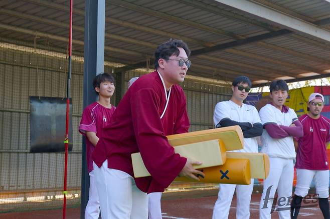 윷놀이를 즐기는 키움 내야수 안치홍 [키움 히어로즈 제공. 재판매 및 DB 금지]