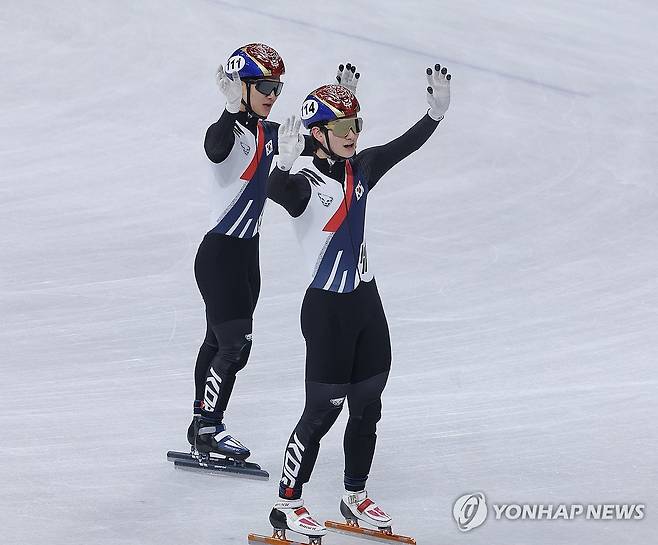 기뻐하는 신동민-이정민 (밀라노=연합뉴스) 류영석 기자 = 16일(현지시간) 이탈리아 밀라노 아이스스케이팅 아레나에서 열린 2026 밀라노-코르티나담페초 동계올림픽 쇼트트랙 남자 5,000m 계주 준결승에서 신동민과 이정민이 결승에 진출한 뒤 기뻐하고 있다. 2026.2.16 ondol@yna.co.kr