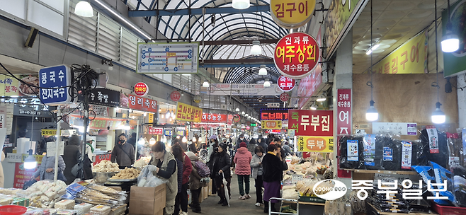 안양 중앙시장 전경. 설을 맞아 장을 보러 나온 시민들이 시장 골목을 매우고 있다. 하재홍 기자