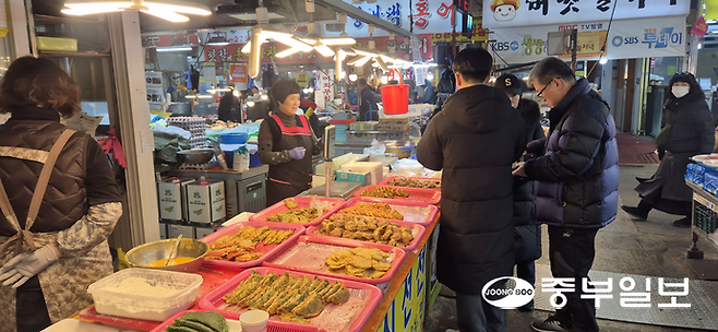 안양 중앙시장을 방문한 손님이 전을 구매하고 있다. 하재홍 기자