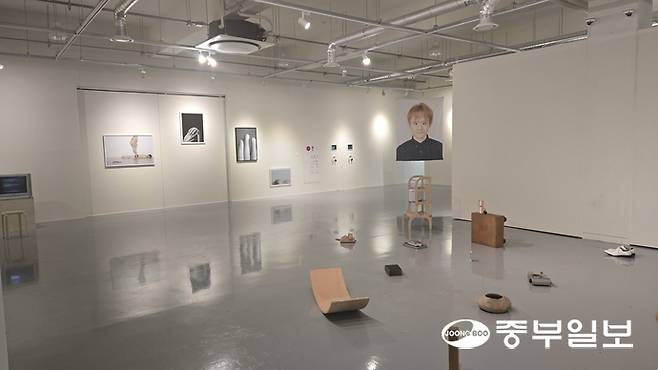 경기창작캠퍼스의 기획전 '메아리와 아지랑이' 전시장 전경. 임창희기자