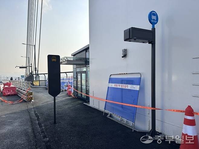 청라하늘대교 주탑 전망대 바로 밑에 설치된 버스정류장 모습. 보행자·자전거 도로 위에 위치해 혼잡이 우려된다. 사진=노선우 기자