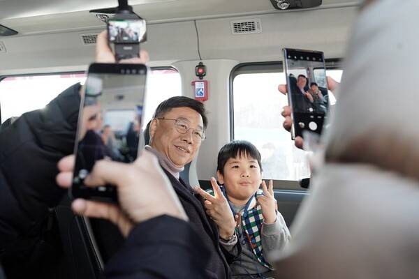 자율주행 셔틀 차량 시승식 행사에 참여한 신상진 시장이 아이 탑승객과 기념촬영을 하고 있다.