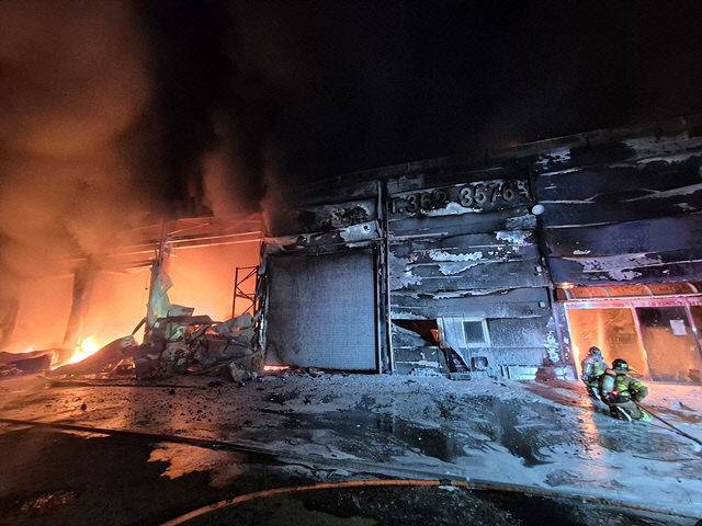 충남 당진의 한 농기계 판매점에서 16일 오후 10시 46분께 불이나 3억 6천만 원 상당의 재산피해가 발생했다. (사진=당진소방서 제공)