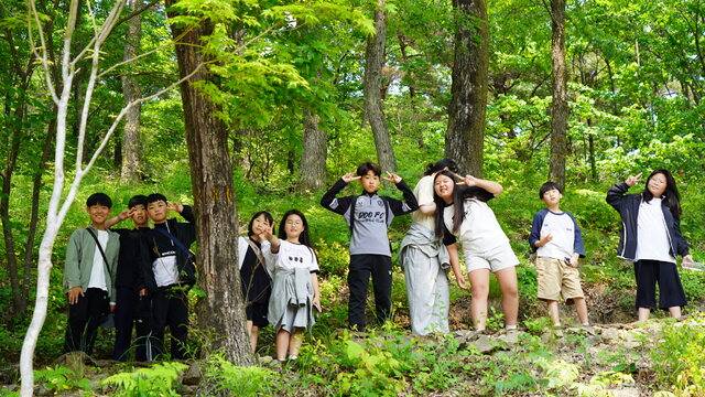 ▲ 지난해 충북도교육청이 운영한 자기성장 프로그램에 참여한 학생들이 기념촬영을 하고 있다. /충북도교육청 제공
