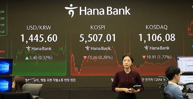 설 연휴 이후 국내 증시가 오를지에 대한 관심이 커지는 가운데, 과거 코스피 흐름을 둘러싼 속설의 실체가 통계로 확인됐다. 명절이 지나면 주가가 상승한다는 시장의 통념과 달리, 실제 코스피 흐름은 기대와는 다른 모습이었다. 사진은 지난 13일 서울 중구 하나은행 본점에서 직원들이 업무를 보고 있는 모습. /연합뉴스