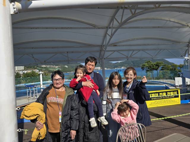 오상종·이가영 부부와 외할머니, 첫째를 제외한 세 자녀가 바깥 나들이를 나왔다. 오상종 씨 제공