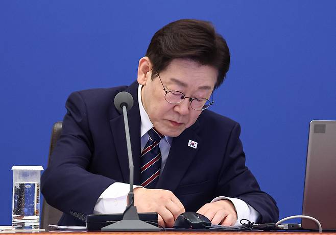 이재명 대통령은 ‘사회악은 다주택자들이 아니라 다주택이 돈이 되게 만든 정치인들’이라고 규정했다. 지난 12일 청와대에서 수석보좌관 회의를 준비 중인 이 대통령. /연합뉴스