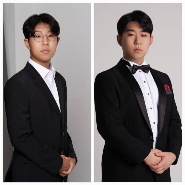 포항예고를 졸업하고 나란히 서울대학교 음악대학 성악과에 합격한 류병진(좌), 류병찬(우) 형제. 사진=포항예술고등학교 제공