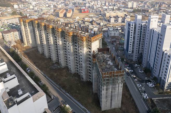 2003년 공정률 60% 수준에서 공사가 중단된 북삼 JK아파트를 드론으로 촬영한 모습. 지상 15층, 247세대 규모의 건물은 이후 장기간 방치됐다. <마준영 기자>