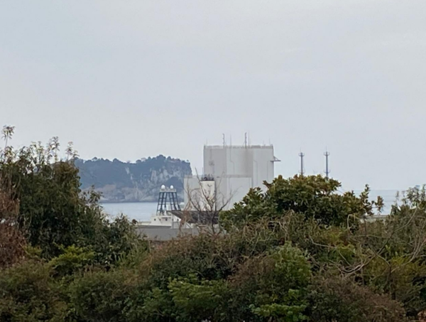 2026년 2월 14일, 범섬을 배경으로 보이는 로켓 발사대. (사진=최성희)