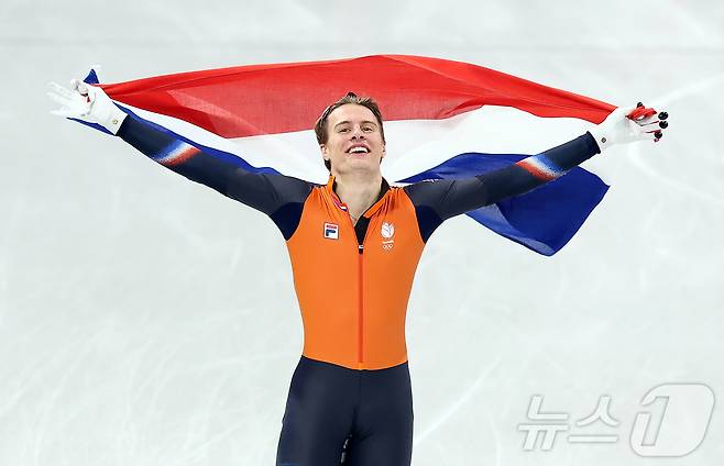 네덜란드의 옌스 판트바우트가 14일(현지시간) 이탈리아 밀라노 아이스스케이팅 아레나에서 열린 2026 밀라노·코르티나담페초 동계올림픽 쇼트트랙 남자 1500m 결승에서 금메달이 확정된 뒤 국기를 두르며 환호하고 있다. 2026.2.15 ⓒ 뉴스1 김진환 기자