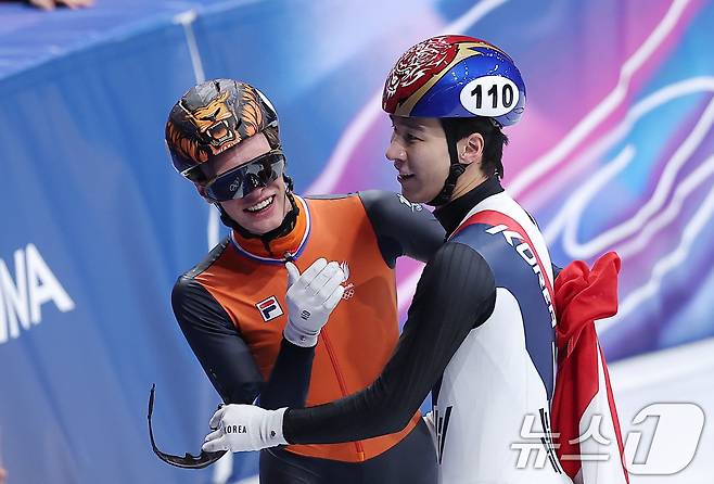 쇼트트랙 황대헌이 14일(현지시간) 이탈리아 밀라노 아이스스케이팅 아레나에서 열린 2026 밀라노·코르티나담페초 동계올림픽 쇼트트랙 남자 1500m 결승에서 은메달을 확보한 후 금메달을 획득한 네덜란드 옌스 판트 바우트와 포옹하고 있다. 2026.2.15 ⓒ 뉴스1 김성진 기자