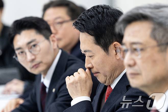 장동혁 국민의힘 대표가 지난 12일 서울 여의도 국회에서 이재명 대통령과 청와대 오찬에 불참하기로 결정한 뒤 입장을 밝히고 있다. 2026.2.12 ⓒ 뉴스1 이승배 기자