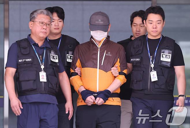 사제 총기 살해 사건 피의자 A 씨(62·남)가 30일 오전 인천논현경찰서에서 검찰로 송치되고 있다. A씨는 지난 20일 오후 9시 31분께 인천시 연수구 송도 아파트에서 사제 총기로 산탄을 발사해 아들 B씨를 살해한 혐의를 받고 있다. 2025.7.30 ⓒ 뉴스1 박지혜 기자