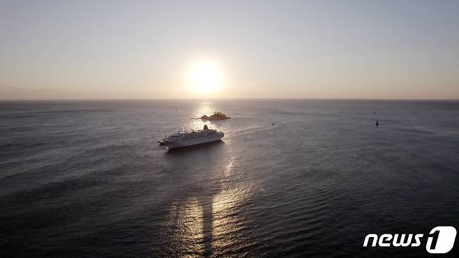 2023년 3월 속초항을 찾은 월드크루즈 아마데아호.(속초시 제공, 재판매 및 DB 금지)  ⓒ 뉴스1 윤왕근 기자