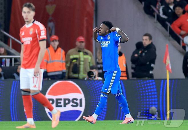 레알 마드리드의 비니시우스가 18일(한국시간) 열린 벤피카와 2025-26 UEFA 챔피언스리그 16강 플레이오프 1차전에서 후반 5분 결승 골을 터뜨린 뒤 기뻐하고 있다. ⓒ AFP=뉴스1