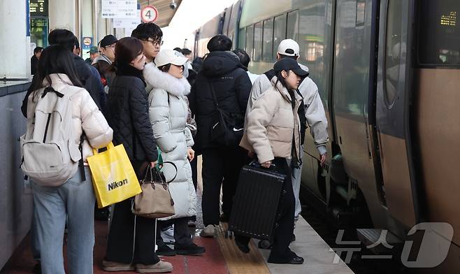 설 연휴 마지막 날인 18일 전북 전주시 전주역에서 귀경객들이 열차에 오르고 있다. 2026.2.18 ⓒ 뉴스1 유경석 기자