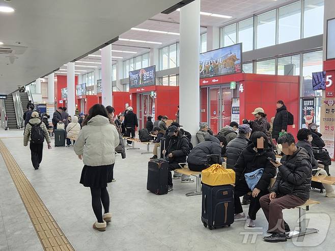설 연휴 마지막날인 18일 오전 10시께 전북 전주시 덕진구 전주고속버스터미널에 귀경객이 모여 있다.2026.2.18 문채연 기자 ⓒ 뉴스1 문채연 기자