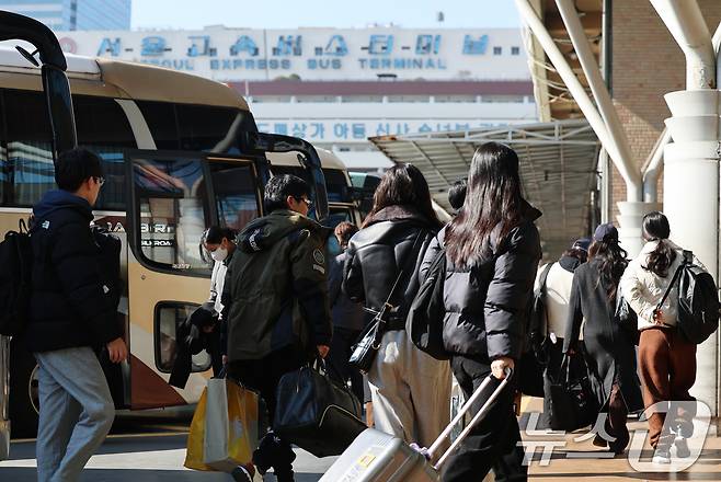 설 연휴 마지막 날인 18일 서울 서초구 강남고속버스터미널에서 귀경객들이 버스에서 내려 귀가하고 있다. 한국도로공사는 교통 혼잡이 오후 3~4시께 정점을 찍은 뒤 오후 11~12시 사이 점차 해소될 것으로 내다보고 있다. 2026.2.18 ⓒ 뉴스1 오대일 기자