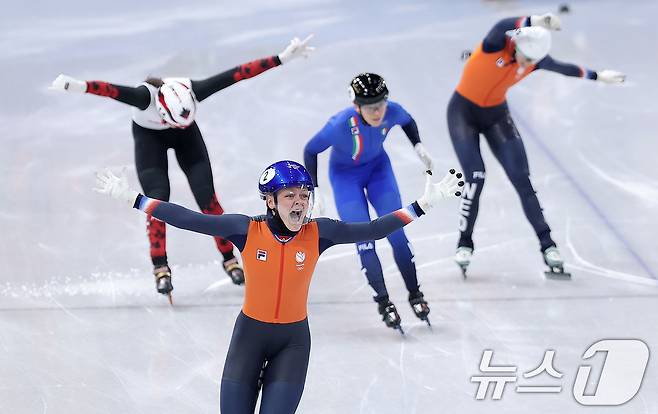12일(현지시간) 이탈리아 밀라노 아이스 스케이팅 아레나에서 열린 2026 밀라노·코르티나담페초 동계올림픽 쇼트트랙 여자 500m 결승에서 네덜란드 산드라 벨제부르가 금메달을 차지한 후 기뻐하고 있다. 2026.2.13 ⓒ 뉴스1 김성진 기자