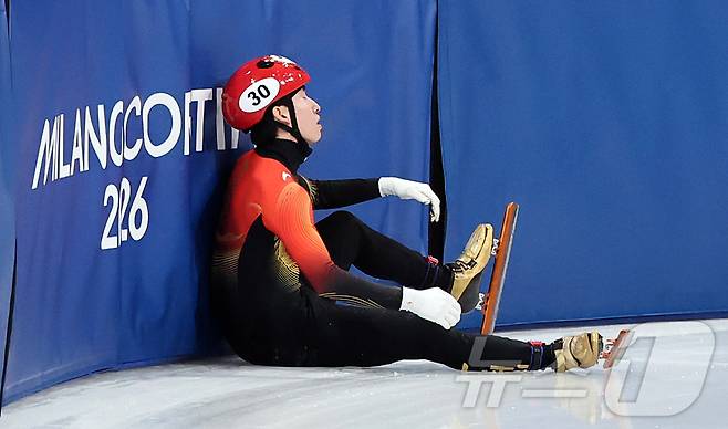 중국 쇼트트랙 선수 린샤오쥔(한국명 임효준)이 14일(현지시간) 이탈리아 밀라노 아이스스케이팅 아레나에서 열린 2026 밀라노·코르티나담페초 동계올림픽 쇼트트랙 남자 1500m 준준결승에서 넘어진 뒤 아쉬워하고 있다. 2026.2.15 ⓒ 뉴스1 김진환 기자