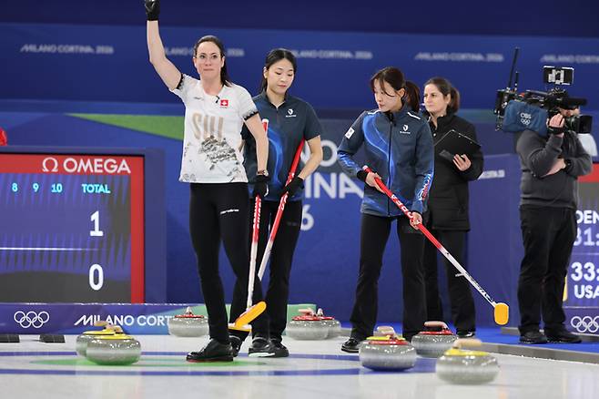 한국 대표팀이 17일(현지시간) 이탈리아 코르티나담페초 컬링 올림픽 스타디움에서 열린 2026 밀라노ㆍ코르티나담페초 동계올림픽 컬링 여자 라운드로빈 한국과 스위스의 경기 2엔드 때 스위스에 3점을 후 아쉬워하고 있다. 사진 | 밀라노=연합뉴스