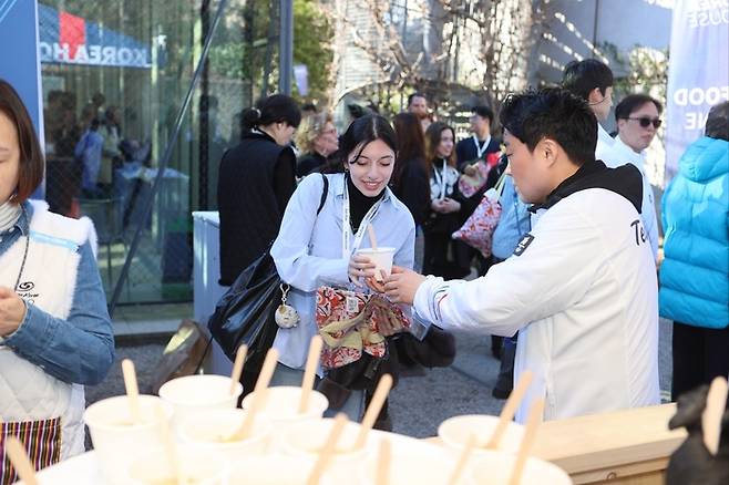 2026 밀라노·코르티나 동계올림픽 기간 동안 빌라 네키 캄필리오에 마련된 ‘코리아 하우스’에서 진행된 떡국 나눔. 사진 | 대한체육회