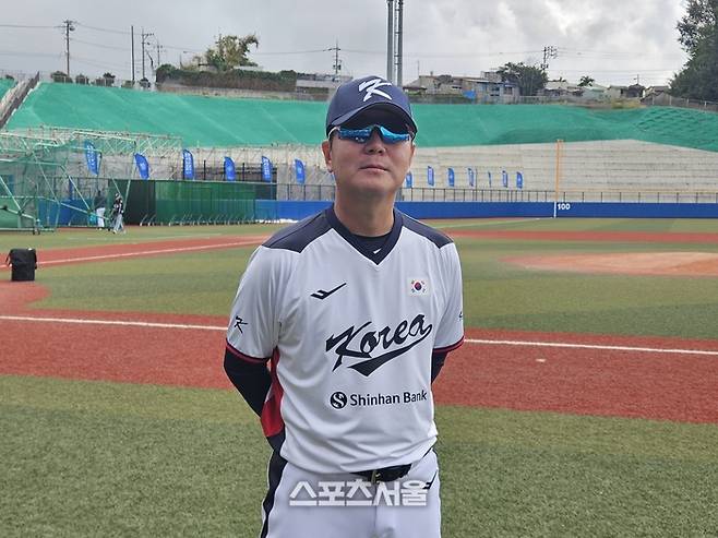 2026 WBC 대표팀 류지현 감독이 16일 오키나와 가데나 구장에서 진행된 훈련에 앞서 선수단을 지켜보고 있다. 오키나와 | 김동영 기자 raining99@sportsseoul.com