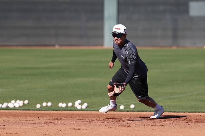 LG 신민재 미국 애리조나에서 진행된 스프링캠프서 수비훈련을 하고 있다. LG 트윈스