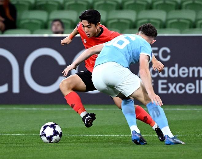 돌파를 시도하는 강원 김대원 AFP연합뉴스