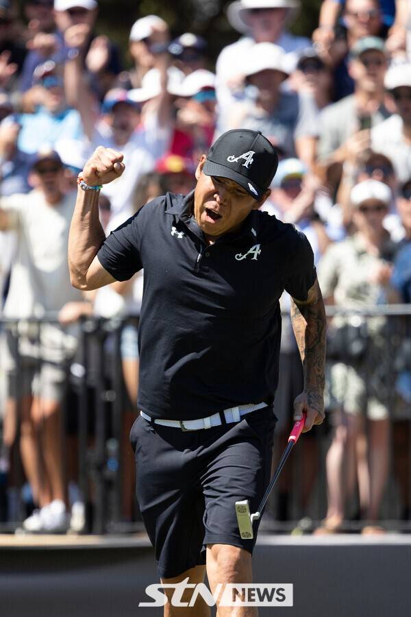 앤서니 김(미국)이 15일 LIV 골프 애들레이드 최종 라운드 12번 홀에서 퍼트를 성공시킨 뒤 기뻐하는 모습. /사진=뉴시스(AP)